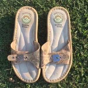 LIKE NEW EARTH SHOES GELTON SIZE 6